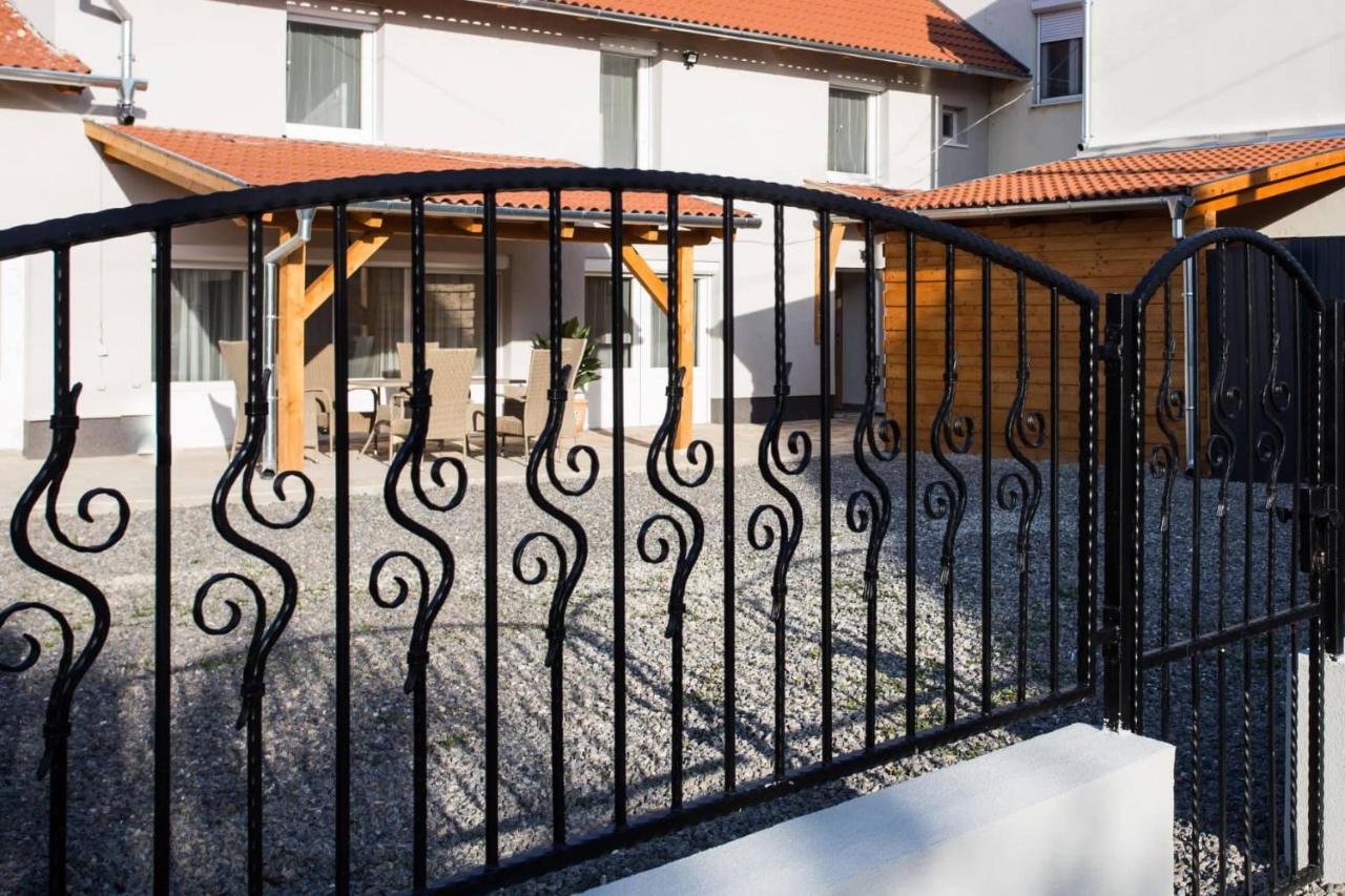 Csigahaz Apartman Pécs Buitenkant foto