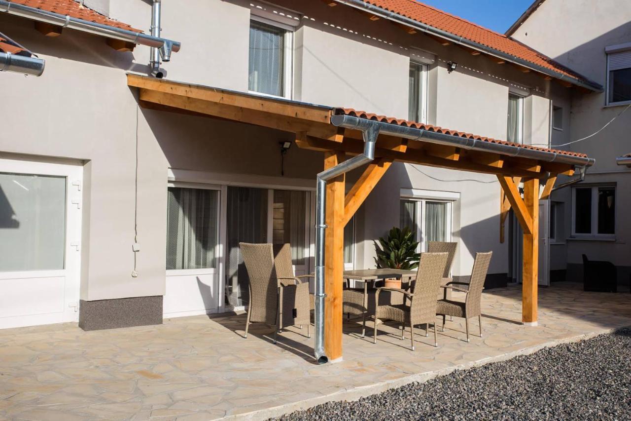 Csigahaz Apartman Pécs Buitenkant foto